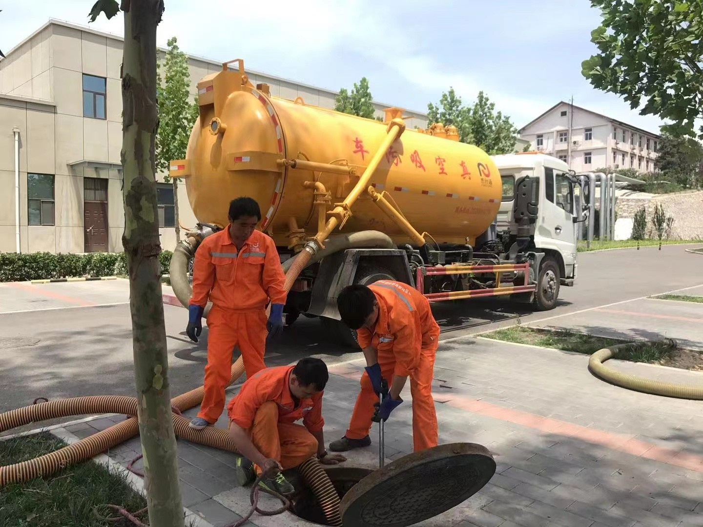 碧江管道疏通车停在窨井附近